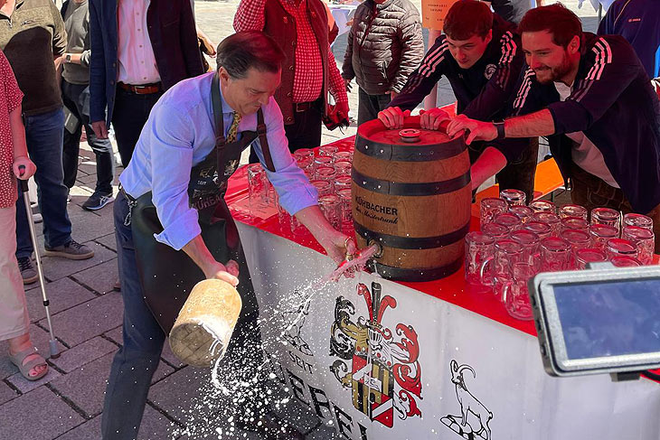 Freibier-Anstich zum Auftakt beim Traditionellen Spargelfest Schrobenhausen am 27.04.2024 (Foto: Klaus Ikenmeyer))